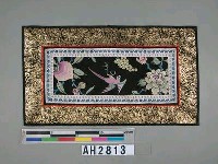 藏品(丹鳳戲牡丹仕女前襟繡片)的圖片